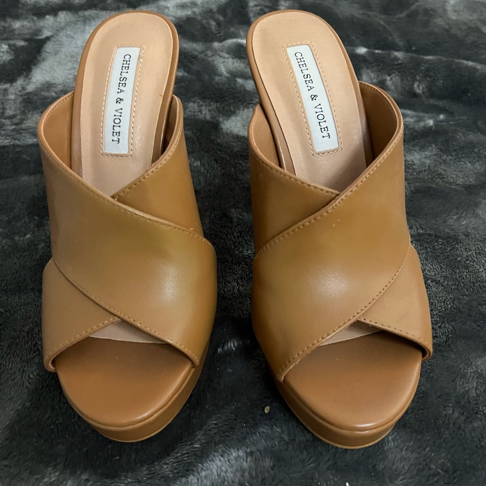 Size 6 Chelsea & Violet platform heels. NWOT